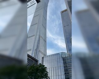В Пекине самолет врезался в самый высокий небоскреб: вспыхнул пожар (видео)