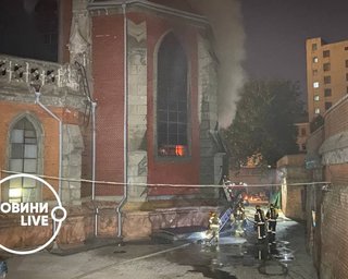 В Киеве загорелся Костел Святого Николая: спасатели перекрыли улицу (фото, видео)