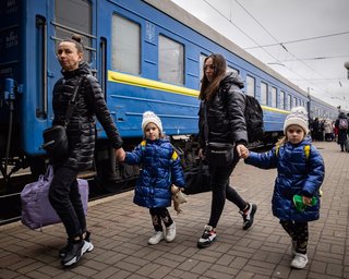 Влада Харківщини примусово евакуює родини з дітьми з 4 районів: повний перелік міст