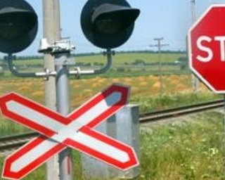В Луганске на жд-переезде водитель протаранил шлагбаум