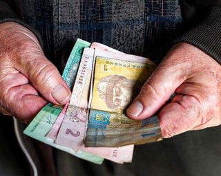 Украинские пенсионеры теряют выплаты: в чем причина и как их восстановить