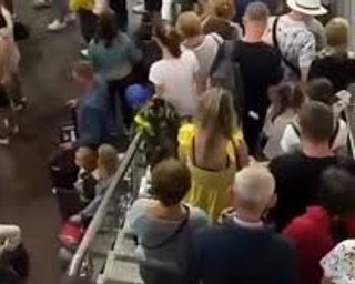 Тисячі росіян чекають на підлозі на рушниках: в аеропорту Сочі колапс та хаос (відео)