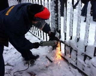 Милиция проведет проверку по факту спиленной части забора возле Рады