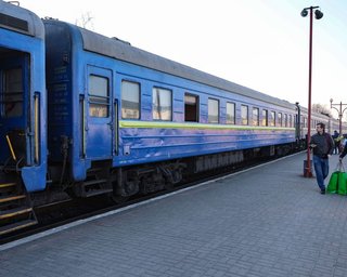 Нічний удар по енергетиці: через знеструмлення в Україні затримуються 8 поїздів (список)