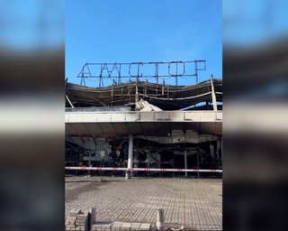 Дрон РФ знищив ТЦ "Амстор" у Запоріжжі: від торговельного центру залишилося згарище (відео)