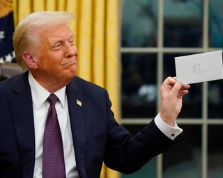 Дональд Трамп несподівано позбавив iPhone від жорстких мит, введених проти Китаю