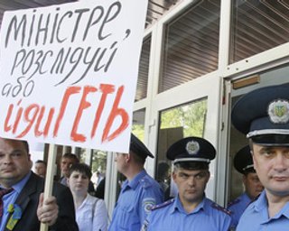 Захарченко заверил, что нападавшие на журналистов скрываются, и не объяснил, откуда в центре Киева БТР, - оппозиция