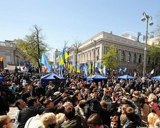У здания Верховной Рады митингуют Наша Украина и Регионы
