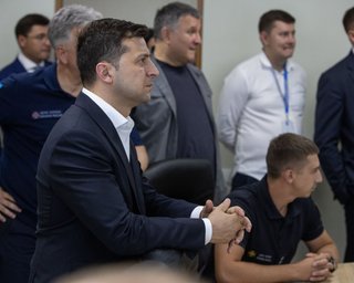 Зеленский позвал противников антироссийских санкций на Донбасс