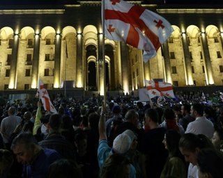"Рабы!": парламент Грузии преодолел вето президента на закон об "иноагентах"