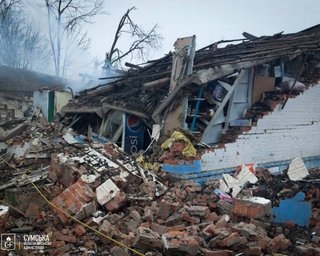 ВС РФ сбросили КАБ на магазин с людьми в Сумской области: есть жертвы