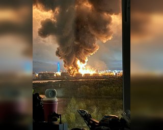 В Санкт-Петербурге дроны поразили нефтетопливный порт и датацентр "Вконтакте": вспыхнул сильный пожар (видео)