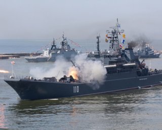 Спутниковые снимки поврежденного корабля "Оленегорский горняк" показали утечку нефти (фото)