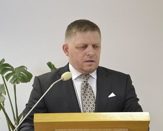 Кровотеча в черевній порожнині: Фіцо після замаху все ще в операційній, — ЗМІ (відео)