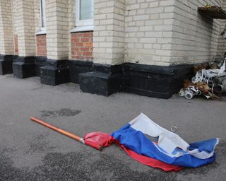 "Я нахожусь в Украине": в оккупированном Севастополе парень снял флаг РФ (видео)