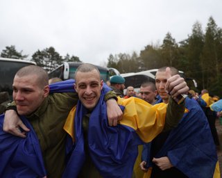 Защищали Мариуполь, "Азовсталь" и ЧАЭС: в Украину из российского плена вернулись 185 солдат (фото)