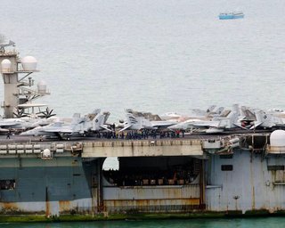 Повністю іржавий: авіаносець США прибув до Таїланду після рекордного перебування в морі (відео)