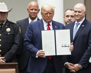 Трамп подписал указ о реформе полиции: копам запретят применять удушающие приемы
