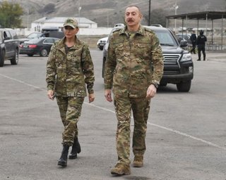 Ильхам Алиев за рулем броневика вместе с женой въехал в возвращенный Азербайджану Агдам