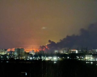 "Трясуться вікна": дрони уразили НПЗ у російському Ярославлі, здійнялася масштабна пожежа (відео)