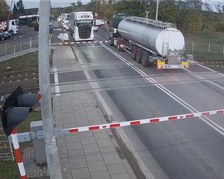 Українець на автоцистерні ледь не спричинив масштабну аварію з поїздом у Польщі (відео)