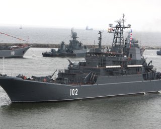 У Криму пролунали вибухи: десантний корабель міг піти на дно, — соцмережі (відео)