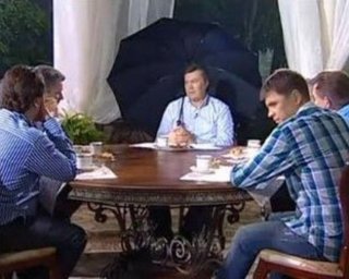 Янукович сидел под зонтом, пока журналисты мокли от дождя