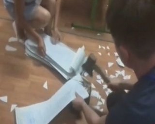 На избирательном участке в Днепре неиспользованные бюллетени покрошили топором