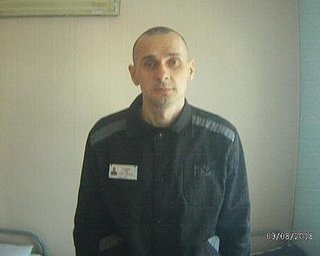 Российские тюремщики пытаются убедить Сенцова, что голодать дальше бессмысленно