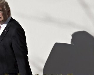 Twitter навсегда заблокировал аккаунт Трампа. Он пообещал: соцсеть "не заставит его замолчать"