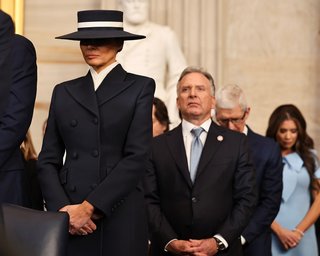 О чем предупредила мир своим нарядом на инаугурации Мелания Трамп, – мнения тарологов