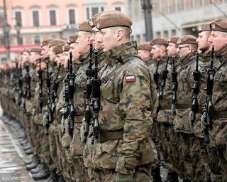 Полякам начали массово рассылать мобилизационные карточки: к чему готовится страна