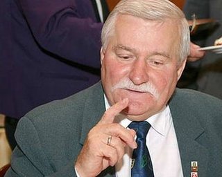 Валенса обеспокоен, что в Украине лишают лицензий телеканалы