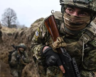 "Ворог виконує швидкі маневри": ЗС РФ намагаються хитрощами взяти Покровськ у кільце, — Сирський