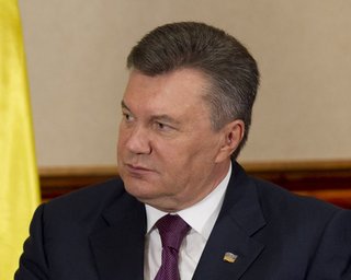 Янукович подписал указ о проведении выборов в проблемных округах