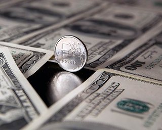 Курс рубля к доллару просел следом за падением цен на нефть