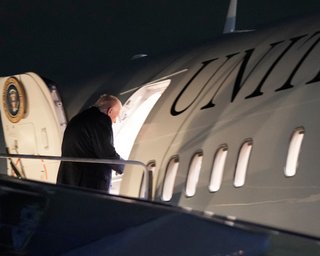 Самолет, на котором Трамп вылетел в Давос, экстренно вернули в США: что произошло