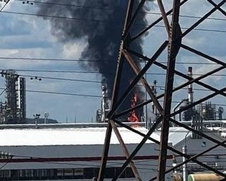 Українські дрони вдарили по НПЗ у Пермі: горять головні технологічні колони (відео)