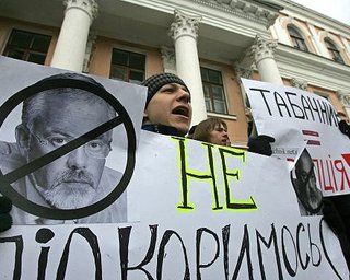 Киевские студенты повесили чучело Табачника