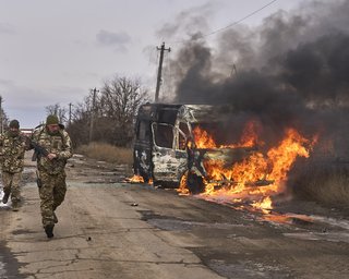 Захисники Бахмута протистоять дронам окупантів за допомогою спеціальних рушниць (фото)