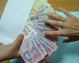 Налоговая предостерегла политические партии от зарплат в конвертах