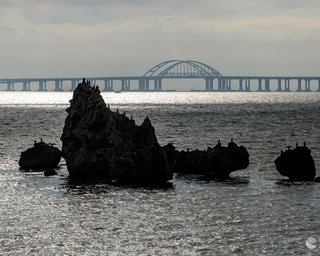 "Уровень тревожности растет": оккупанты усилили защиту Крымского моста (фото, видео)