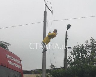 Дублер Верещук снова летает над Киевом: из-за съемок образовалась пробка