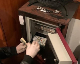 НАБУ: двох адвокатів затримали після отримання хабара для суддів ОАСК (фото)