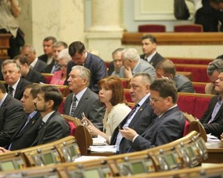 Рада не стала запрещать Нафтогазу платить РосУкрЭнерго