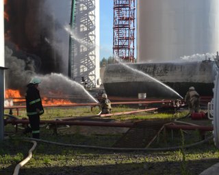 После пенной атаки на нефтебазе под Киевом горят 2 резервуара