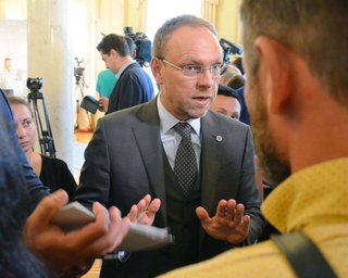 "Очень специфически отношусь": Власенко отреагировал на идею отправлять на фронт депутатов