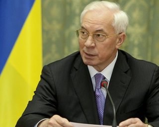 Больше половины украинцев недовольны работой Азарова 