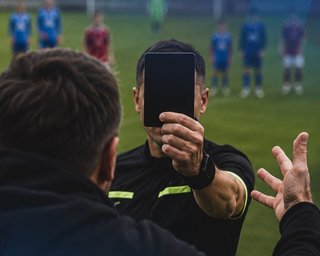 Вперше в історії футболу офіційно впроваджено чорну картку: коли її показуватимуть (відео)