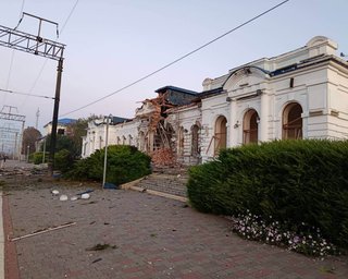 ЗС РФ зруйнували залізничний вокзал у Берестині, у мережі пишуть про атаку на поїзд (відео)